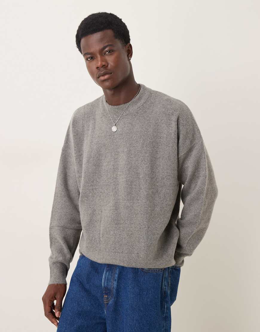 ASOS DESIGN - Angerauter Oversize-Strickpullover in Grau mit Rundhalsausschnitt ASOS DESIGN - Angerauter Oversize-Strickpullover in Grau mit Rundhalsausschnitt von ASOS DESIGN
