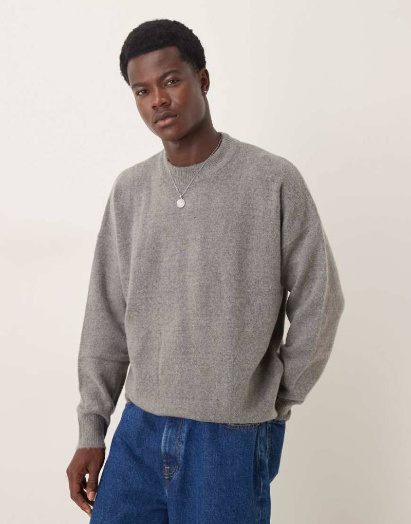 ASOS DESIGN - Angerauter Oversize-Strickpullover in Grau mit Rundhalsausschnitt von ASOS DESIGN
