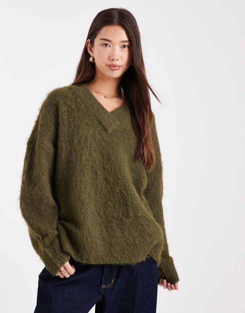 ASOS DESIGN - Angerauter Oversize-Strickpullover in Olivgrün mit V-Ausschnitt von ASOS DESIGN