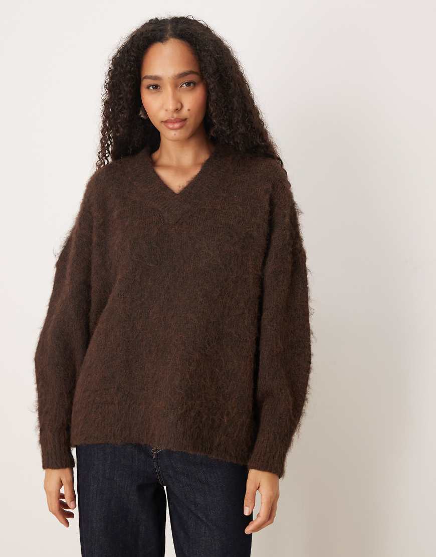 ASOS DESIGN - Angerauter Oversize-Strickpullover in Schokobraun mit V-Ausschnitt-Brown von ASOS DESIGN
