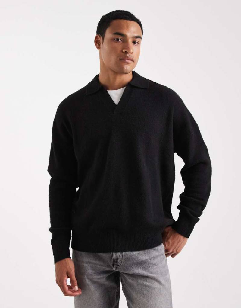 ASOS DESIGN - Angerauter Oversize-Strickpullover in Schwarz mit eingekerbtem Ausschnitt von ASOS DESIGN