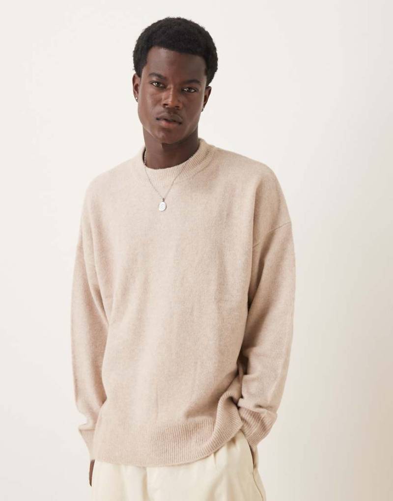 ASOS DESIGN - Angerauter Oversize-Strickpullover in Steinbeige mit Rundhalsausschnitt-Neutral von ASOS DESIGN