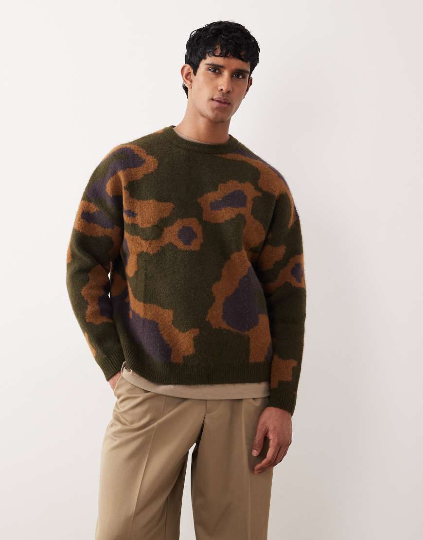 ASOS DESIGN - Angerauter Oversize-Strickpullover mit Rundhalsausschnitt und Military-Muster-Grün von ASOS DESIGN