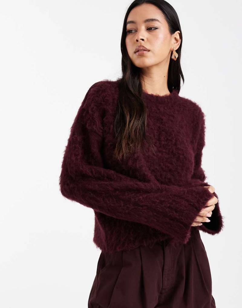 ASOS DESIGN - Angerauter Oversize-Strickpullover mit Wollanteil in Pflaume-Rot von ASOS DESIGN