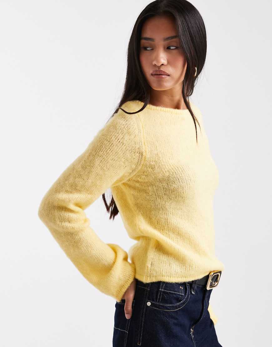 ASOS DESIGN - Angerauter Pullover in Gelb mit U-Boot-Ausschnitt von ASOS DESIGN
