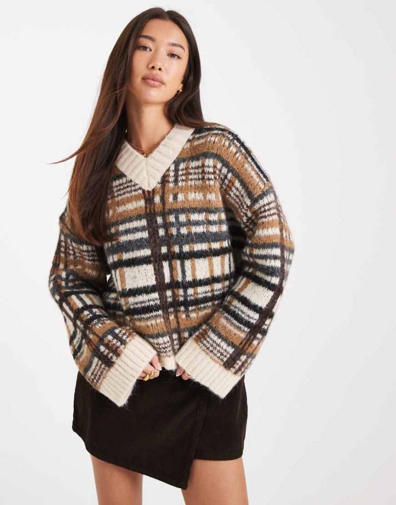 ASOS DESIGN - Angerauter Pullover in Mokka mit hohem V-Ausschnitt und Karomuster-Brown von ASOS DESIGN