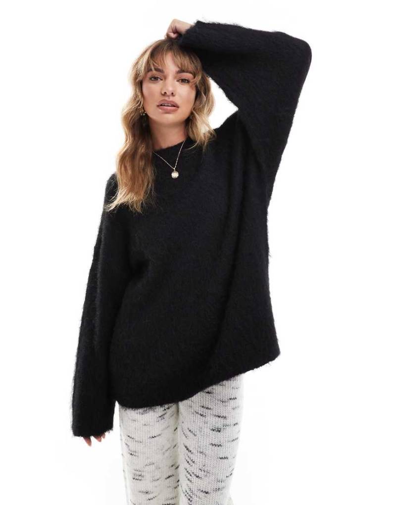ASOS DESIGN - Angerauter Pullover in Schwarz mit Rundhalsausschnitt-Marineblau von ASOS DESIGN