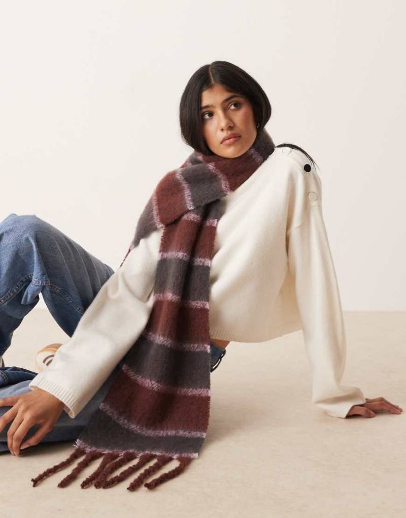 ASOS DESIGN - Angerauter Schal aus Webmaterial mit Streifenmuster in Burgunderrot/Bunt von ASOS DESIGN