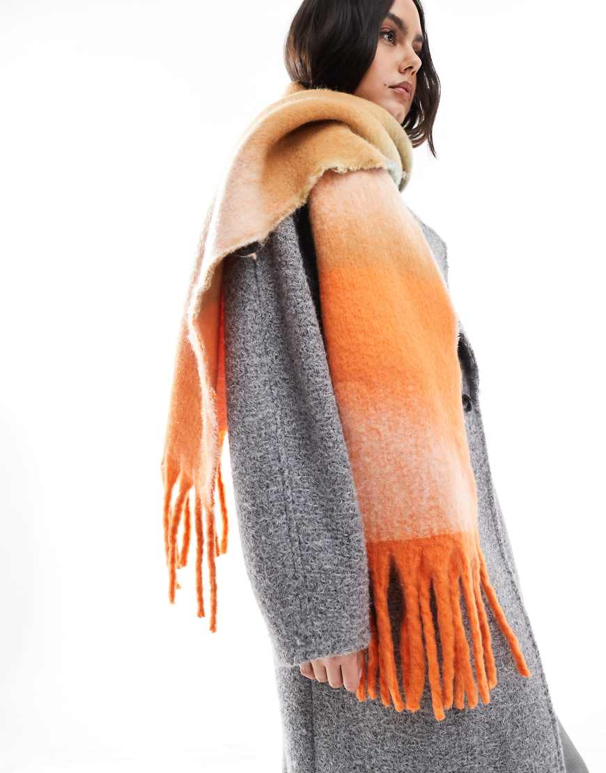 ASOS DESIGN - Angerauter Schal mit Ombré-Streifen in Blau und Orange-Bunt ASOS DESIGN - Angerauter Schal mit Ombré-Streifen in Blau und Orange-Bunt von ASOS DESIGN