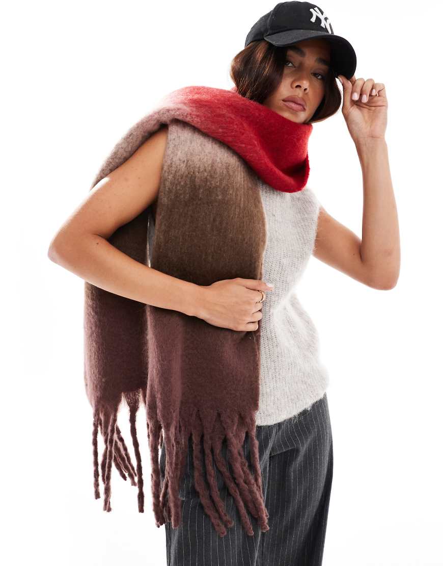 ASOS DESIGN - Angerauter Schal mit Ombré-Streifen in Rot und Braun-Bunt ASOS DESIGN - Angerauter Schal mit Ombré-Streifen in Rot und Braun-Bunt von ASOS DESIGN