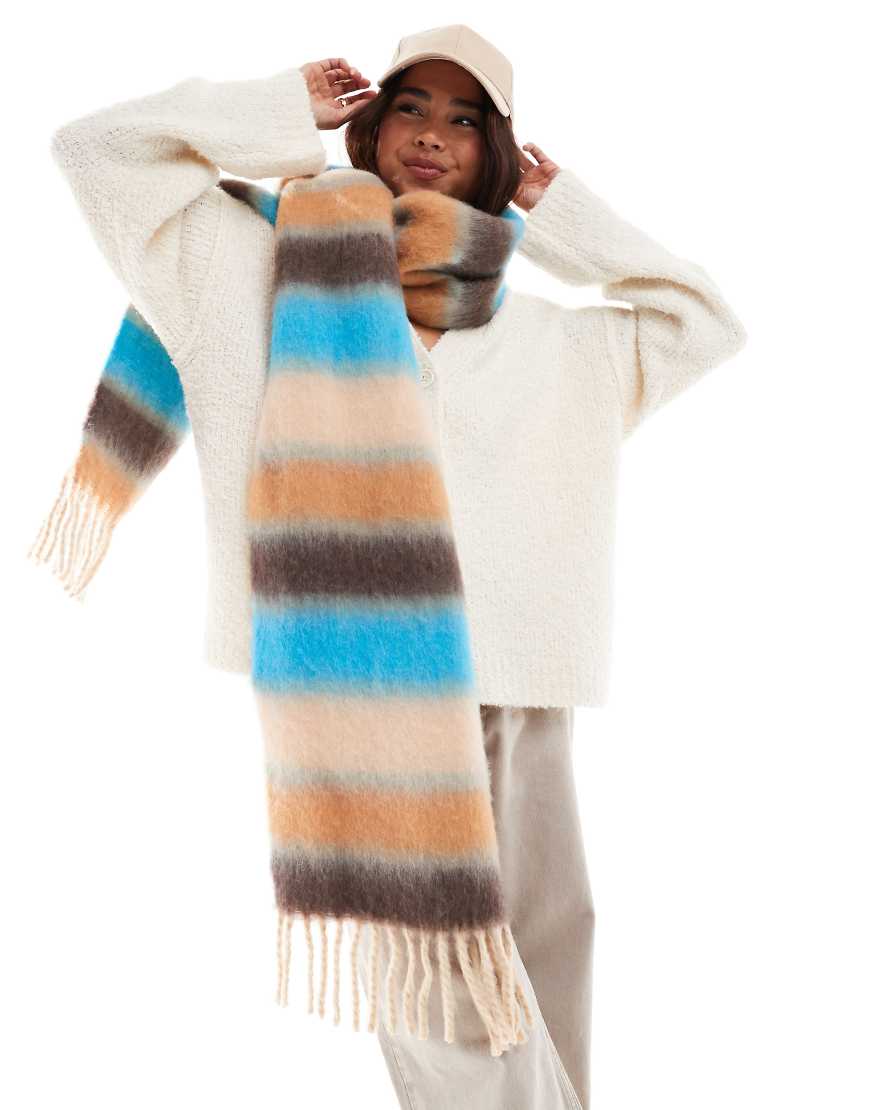 ASOS DESIGN - Angerauter Schal mit Streifen in Blau und Orange-Bunt ASOS DESIGN - Angerauter Schal mit Streifen in Blau und Orange-Bunt von ASOS DESIGN