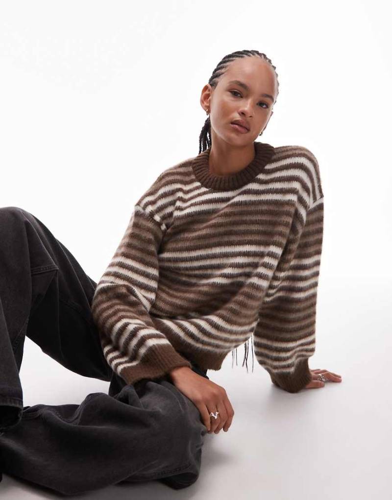 ASOS DESIGN - Angerauter Strickpullover in Braun mit farblich abgestimmten Streifen und weiten Ärmeln-Bunt von ASOS DESIGN