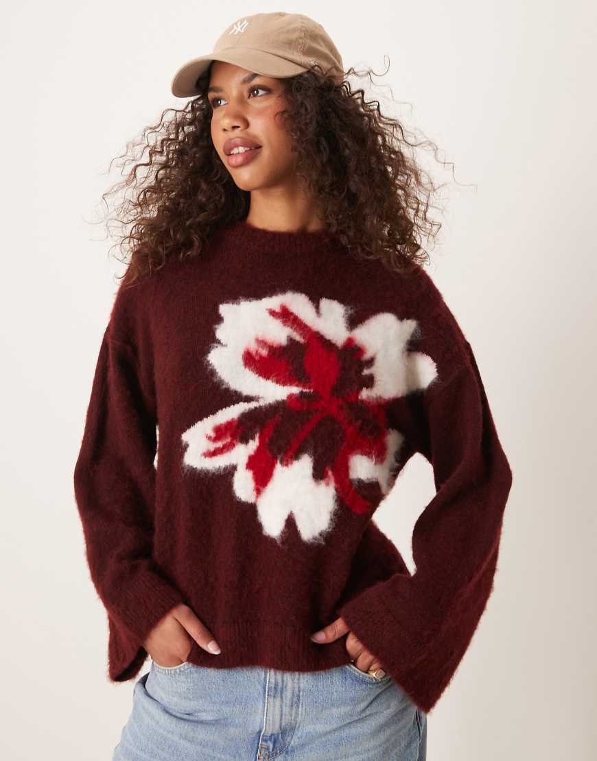 ASOS DESIGN - Angerauter Strickpullover in Burgunderrot mit Blumendesign ASOS DESIGN - Angerauter Strickpullover in Burgunderrot mit Blumendesign von ASOS DESIGN