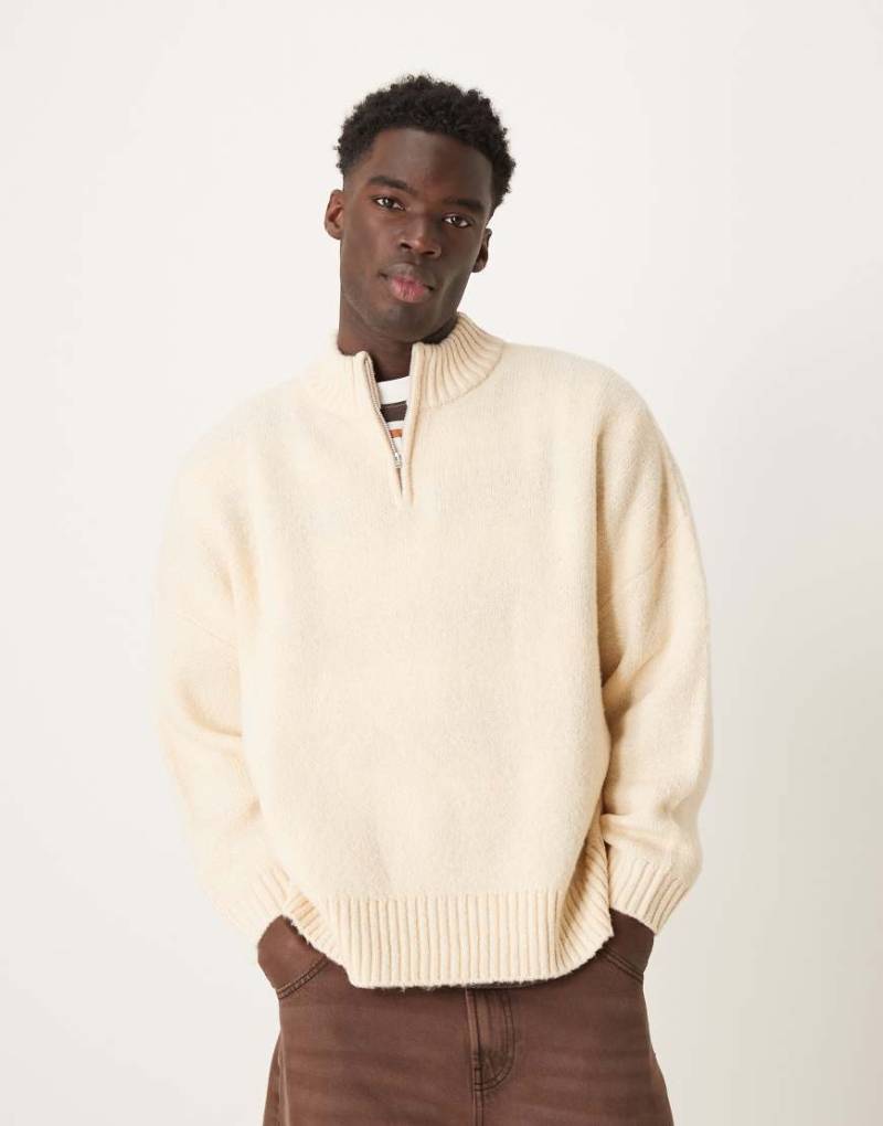 ASOS DESIGN - Angerauter Strickpullover in Hellbeige mit kurzem Reißverschluss und kastigem Super-Oversize-Schnitt-Neutral von ASOS DESIGN