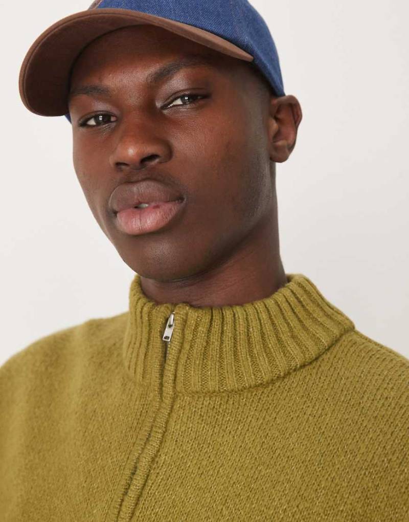 ASOS DESIGN - Angerauter Strickpullover in Khaki mit kurzem Reißverschluss und kastigem Super-Oversize-Schnitt-Grün von ASOS DESIGN