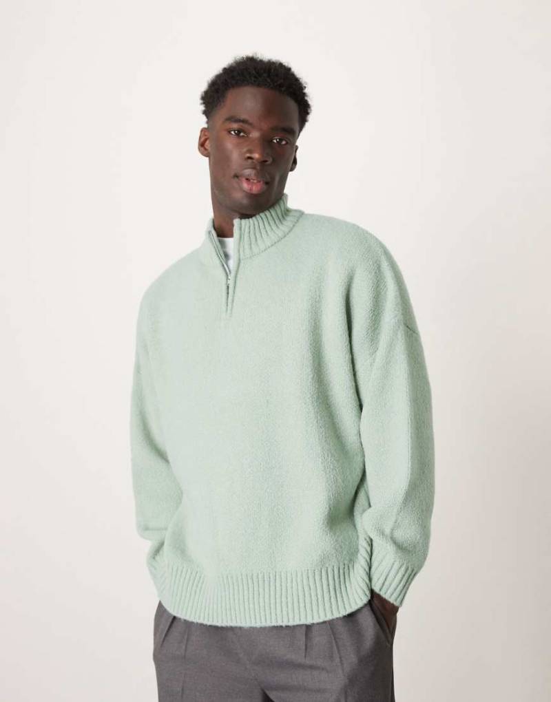 ASOS DESIGN - Angerauter Strickpullover in Salbeigrün mit kurzem Reißverschluss und kastigem Super-Oversize-Schnitt von ASOS DESIGN