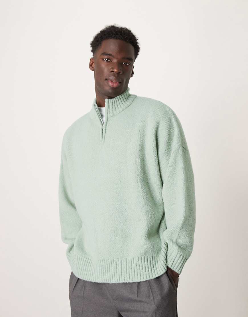 ASOS DESIGN - Angerauter Strickpullover in Salbeigrün mit kurzem Reißverschluss und kastigem Super-Oversize-Schnitt ASOS DESIGN - Angerauter Strickpullover in Salbeigrün mit kurzem Reißverschluss und kastigem Super-Oversize-Schnitt von ASOS DESIGN