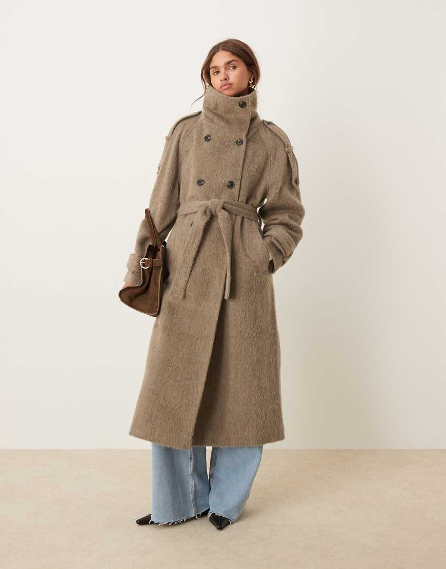 ASOS DESIGN - Angerauter Trenchcoat in Pilzbraun mit Stehkragen von ASOS DESIGN
