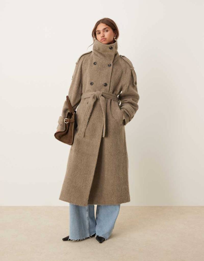 ASOS DESIGN - Angerauter Trenchcoat in Pilzbraun mit Stehkragen von ASOS DESIGN