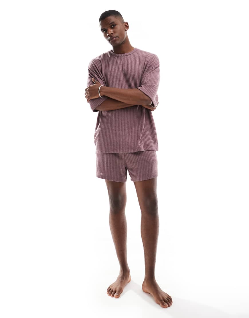 ASOS DESIGN - Geripptes, angerautes Pyjama-Set in Dunkelbraun ASOS DESIGN - Geripptes, angerautes Pyjama-Set in Dunkelbraun von ASOS DESIGN
