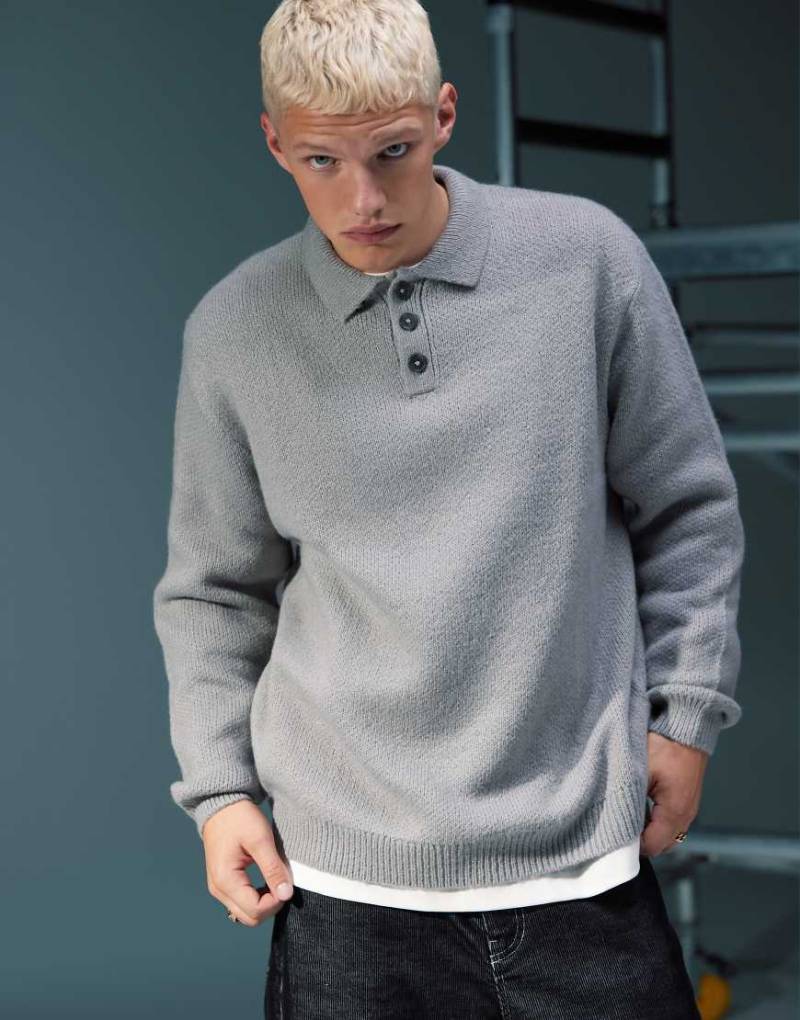 ASOS DESIGN - Angerautes, gestricktes Oversize-Polohemd in Hellgrau von ASOS DESIGN