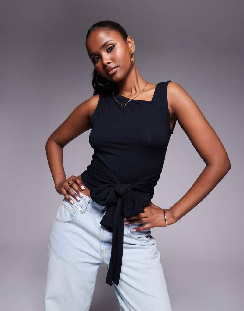 ASOS DESIGN - Angerautes, kurzärmliges Oberteil in Schwarz mit asymmetrischem Ausschnitt und Bindedetail in der Taille von ASOS DESIGN