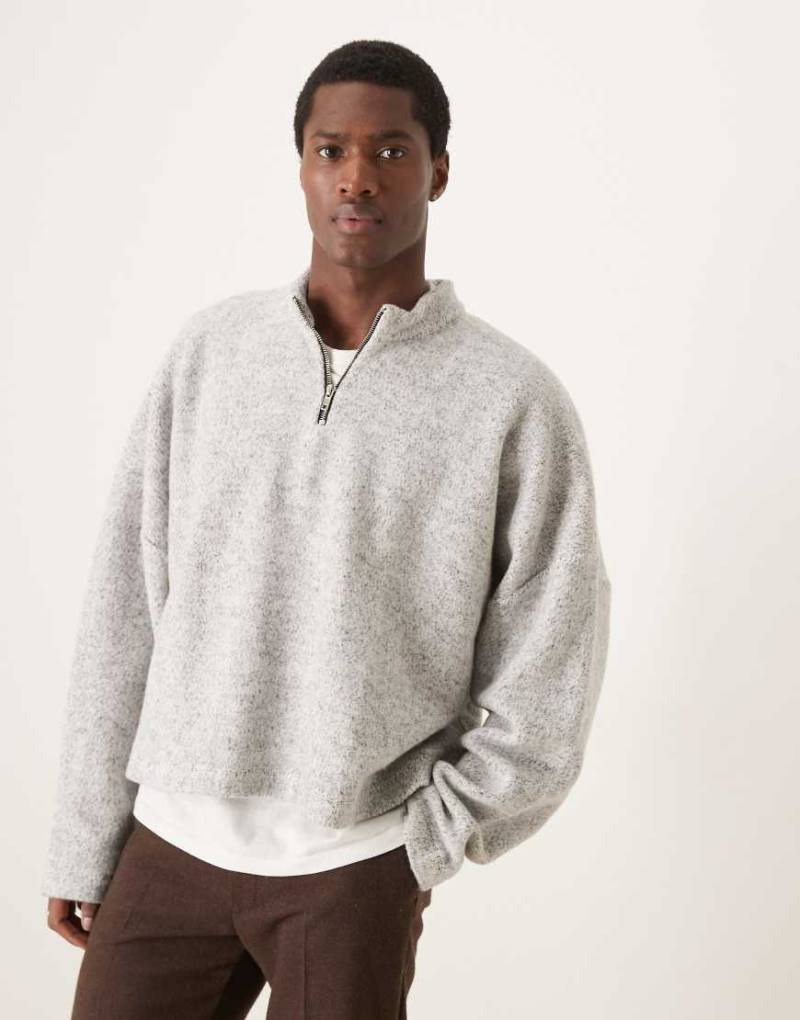 ASOS DESIGN - Angerautes Cropped-Sweatshirt in Grau meliert mit Oversize-Passform, Stehkragen und tief angesetzter Schulter von ASOS DESIGN