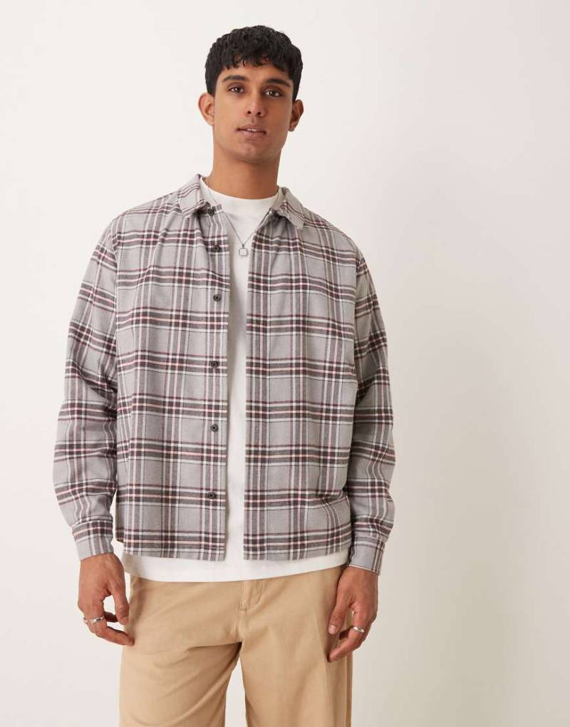 ASOS DESIGN - Angerautes Hemd in Grau und Burgunderrot mit Karomuster und kastigem, lockerem Schnitt-Bunt von ASOS DESIGN