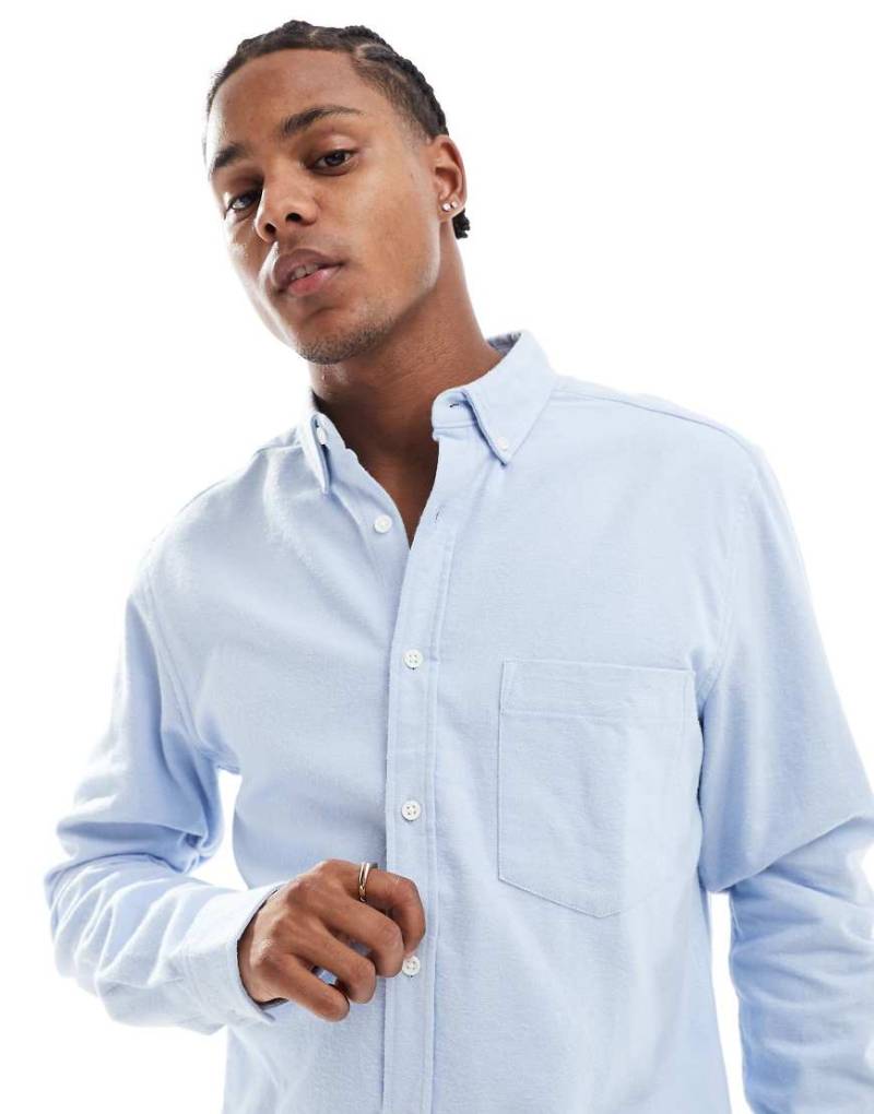 ASOS DESIGN - Angerautes Oxford-Hemd in Hellblau mit regulärer Passform von ASOS DESIGN