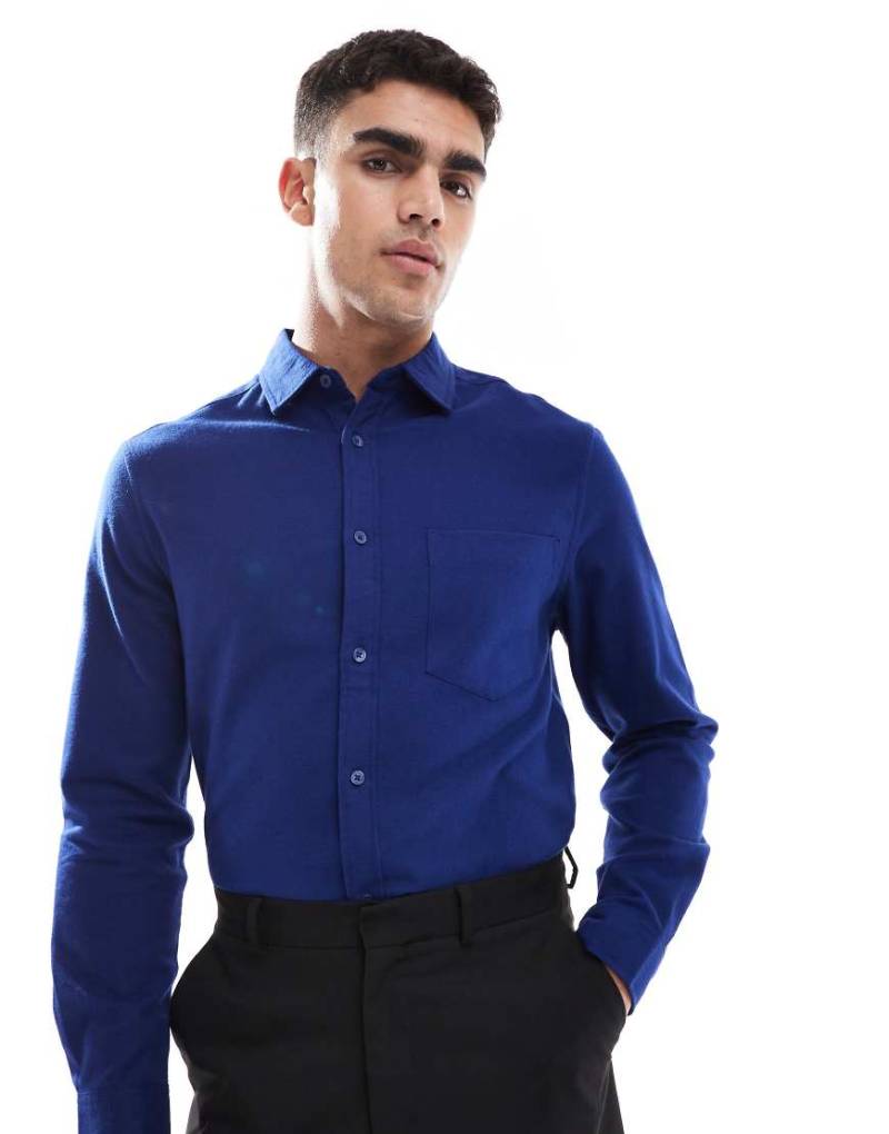 ASOS DESIGN - Angerautes Oxford-Hemd in Marineblau mit regulärer Passform von ASOS DESIGN