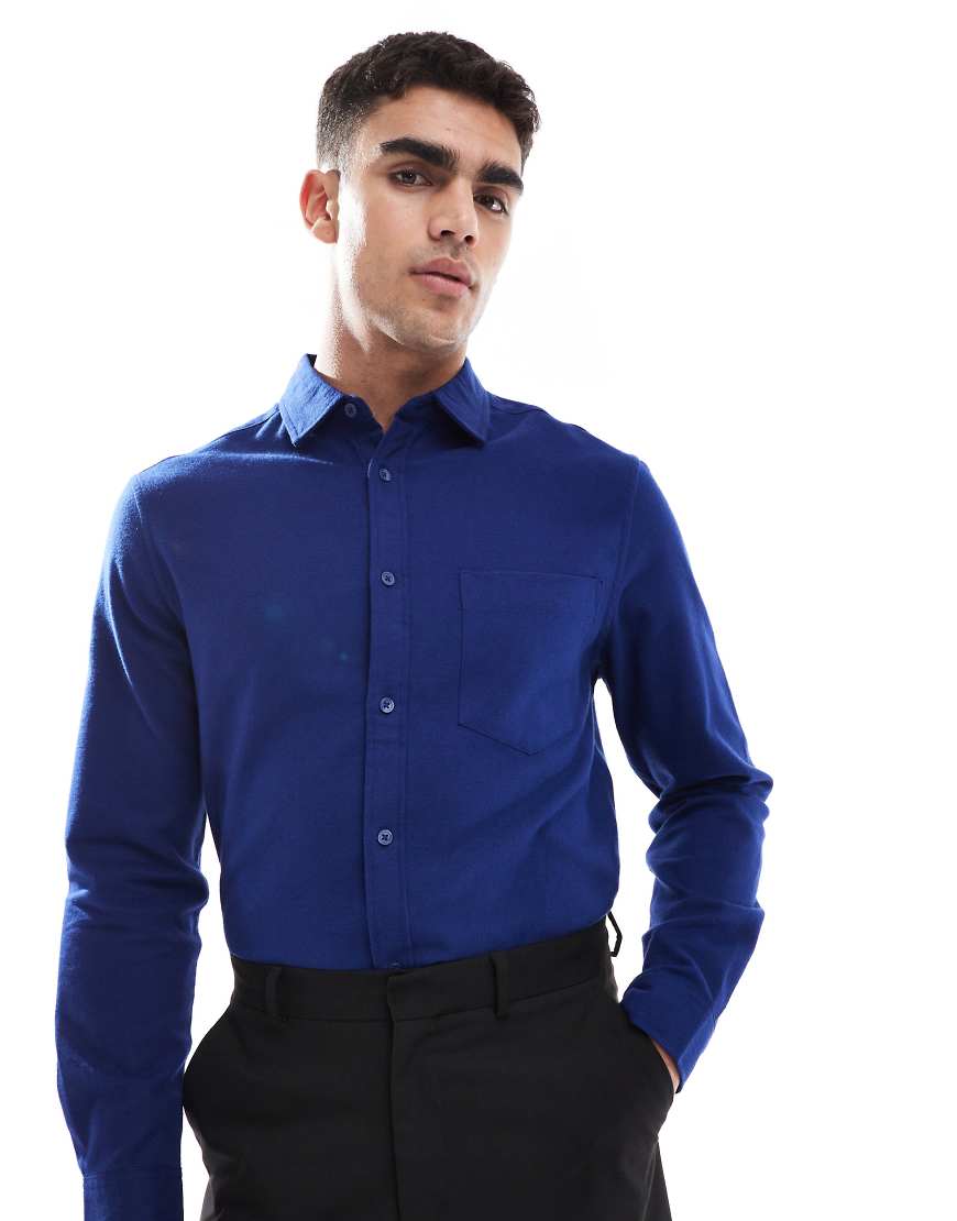 ASOS DESIGN - Angerautes Oxford-Hemd in Marineblau mit regulärer Passform von ASOS DESIGN
