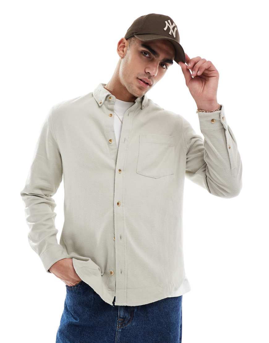 ASOS DESIGN - Angerautes Oxford-Hemd in Steinbeige mit Regular-Fit-Schnitt-Neutral von ASOS DESIGN
