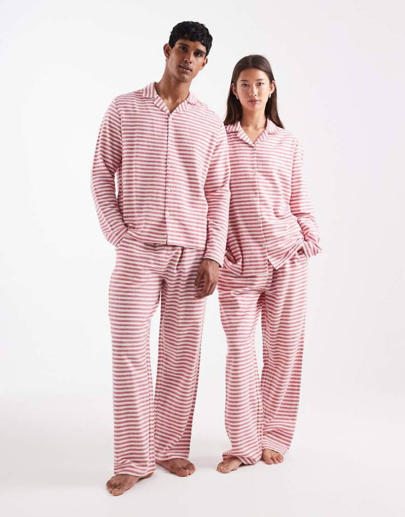 ASOS DESIGN - Angerautes Pyjama-Set mit rotem Streifenmuster von ASOS DESIGN
