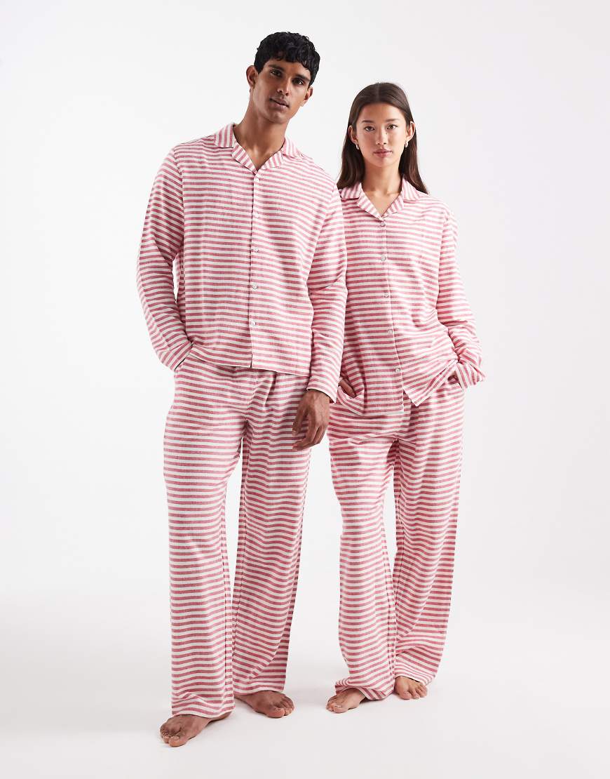 ASOS DESIGN - Angerautes Pyjama-Set mit rotem Streifenmuster von ASOS DESIGN