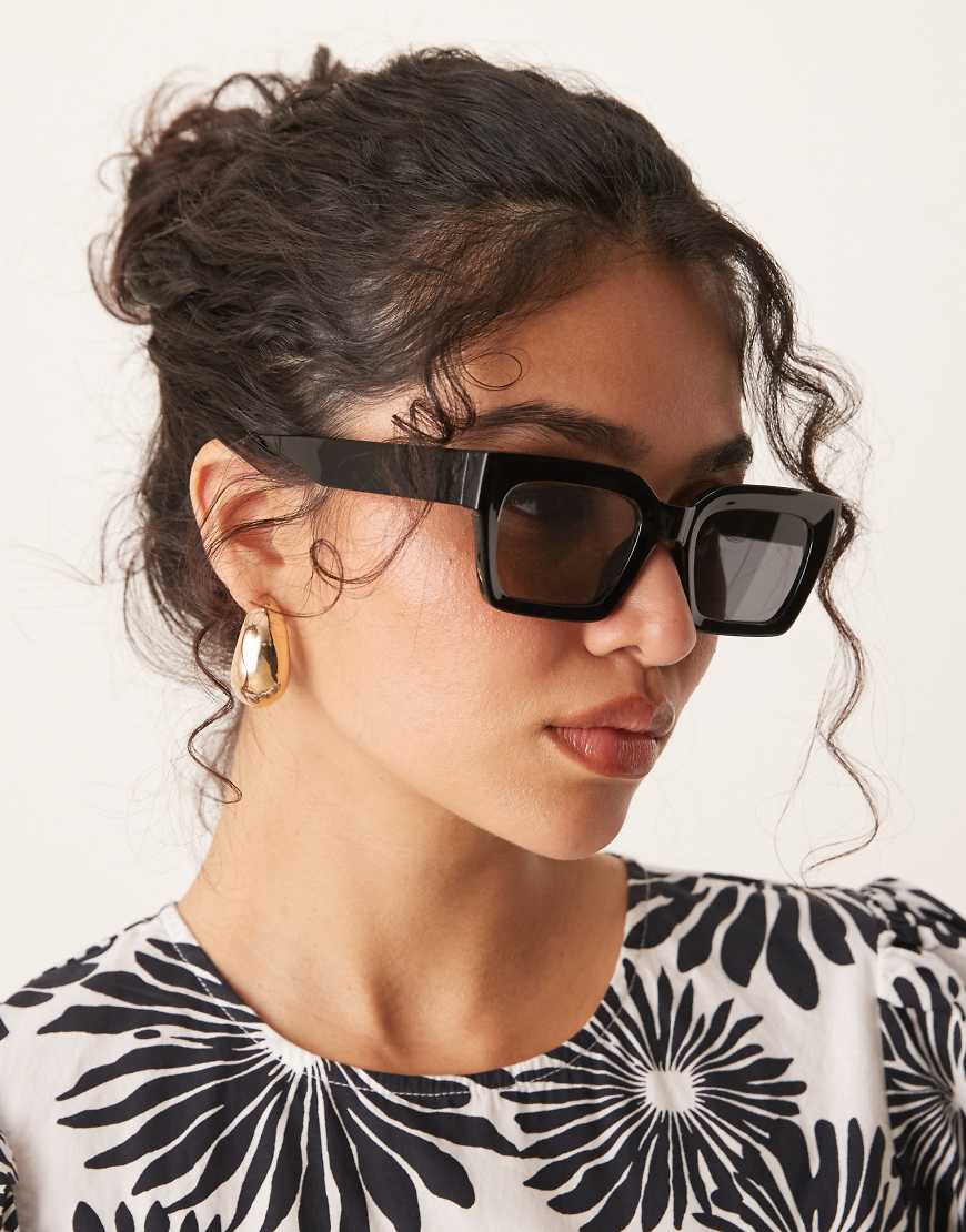 ASOS DESIGN - Angeschrägte, eckige Sonnenbrille in Schwarz von ASOS DESIGN