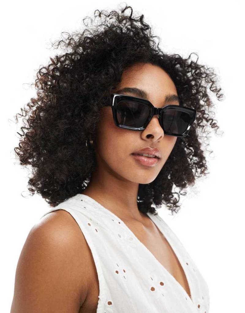 ASOS DESIGN - Angeschrägte, eckige Sonnenbrille in Schwarz von ASOS DESIGN