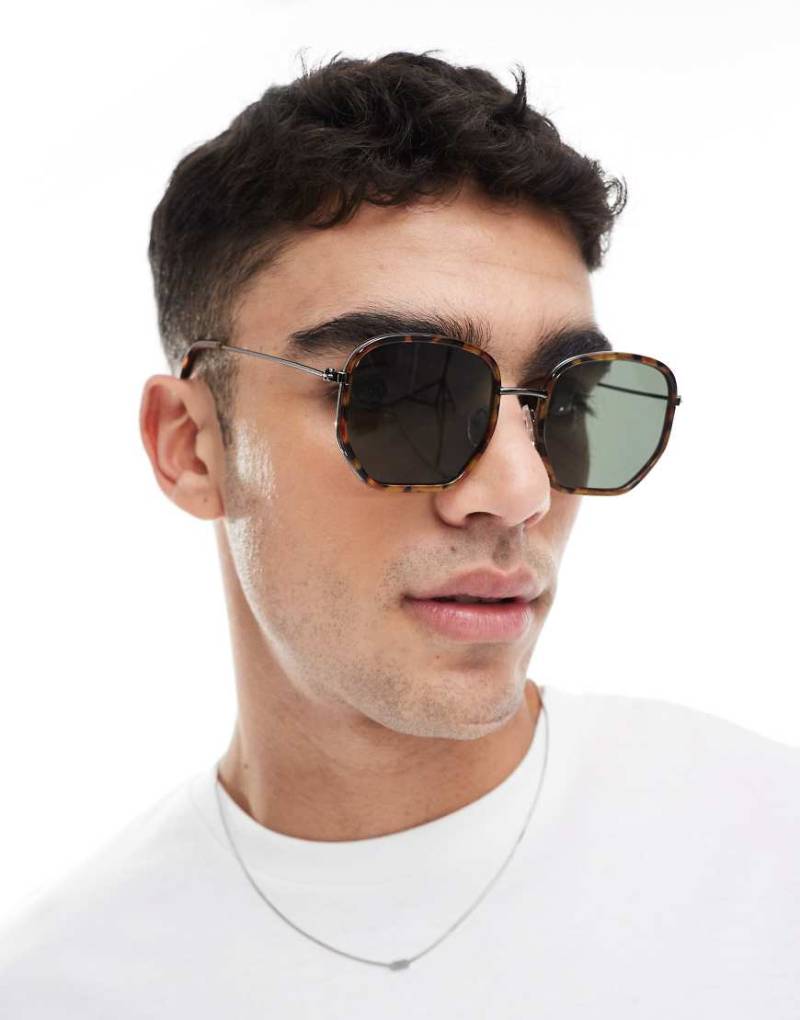 ASOS DESIGN - Angeschrägte, eckige Sonnenbrille mit Gestell in Schildpattoptik und grünen Gläsern-Braun von ASOS DESIGN