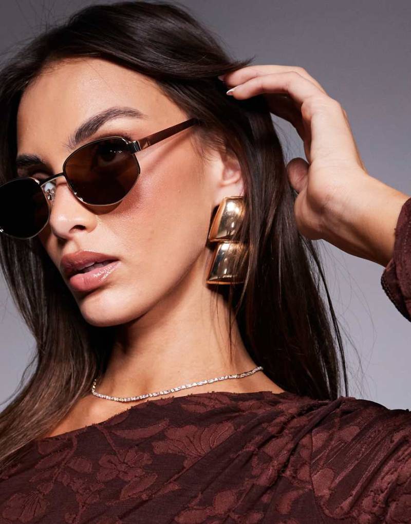 ASOS DESIGN - Angeschrägte, goldfarbene Sonnenbrille aus Metall mit braunen Gläsern von ASOS DESIGN