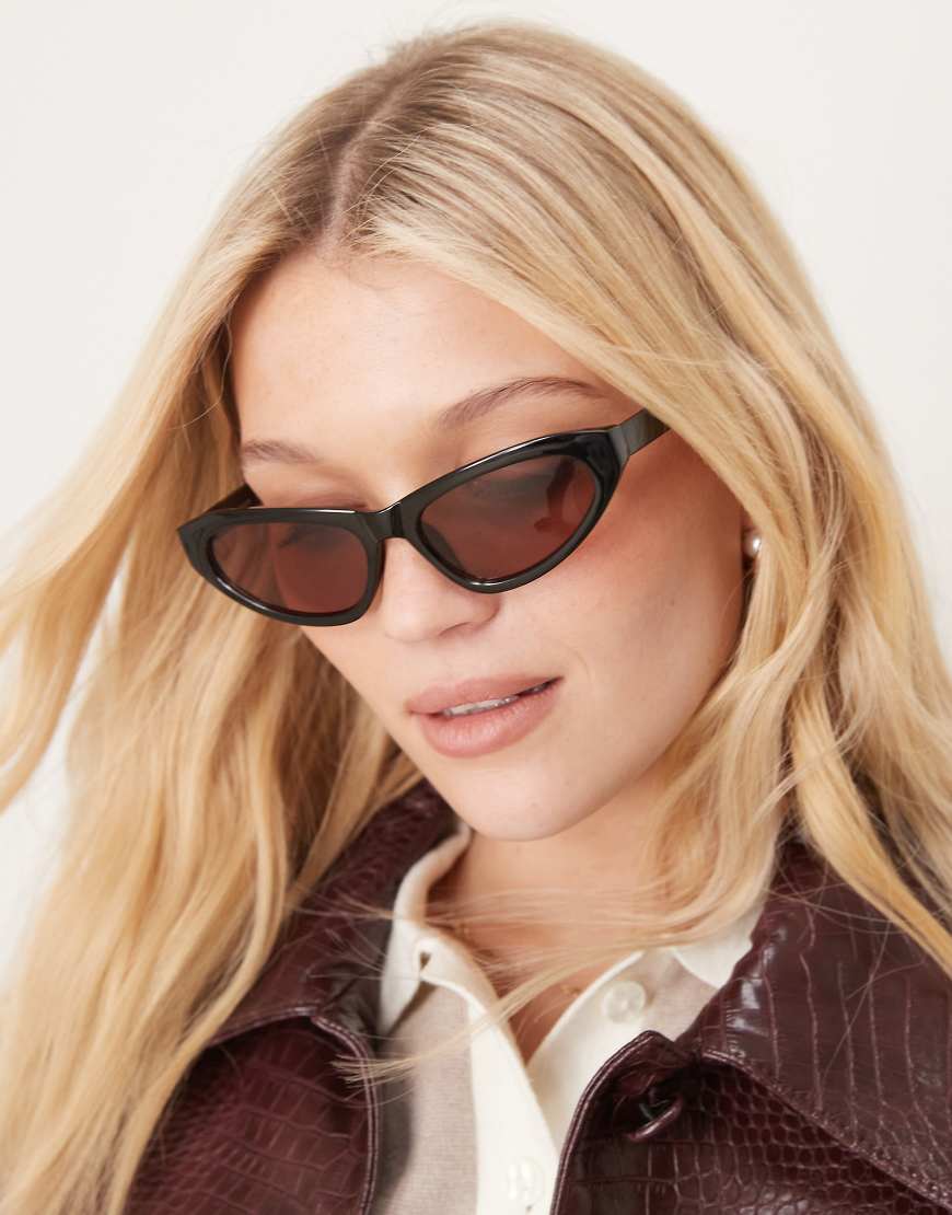 ASOS DESIGN - Angeschrägte Cat-Eye-Sonnenbrille in Schwarz ASOS DESIGN - Angeschrägte Cat-Eye-Sonnenbrille in Schwarz von ASOS DESIGN