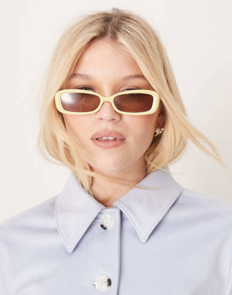 ASOS DESIGN - Angeschrägte Sonnenbrille in Buttermilchgelb mit schmalem Design von ASOS DESIGN