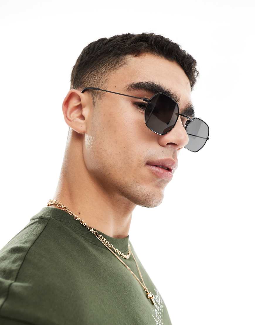 ASOS DESIGN - Angeschrägte Sonnenbrille in Schwarzmetall mit rauchig getönten Gläsern von ASOS DESIGN