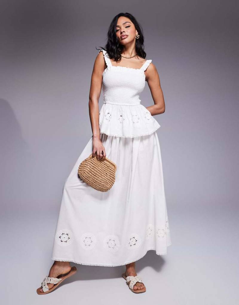 ASOS DESIGN - Angie - Maxi-Strandrock aus Baumwoll-Popeline in Cremeweiß mit Lochstickerei von ASOS DESIGN