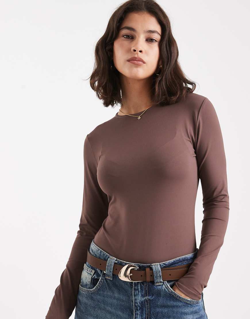 ASOS DESIGN - Figurbetonter, langärmliger Body aus Polyamid in Braun-Grau von ASOS DESIGN