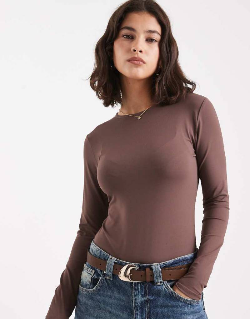 ASOS DESIGN - Figurbetonter, langärmliger Body aus Polyamid in Braun-Grau ASOS DESIGN - Figurbetonter, langärmliger Body aus Polyamid in Braun-Grau von ASOS DESIGN