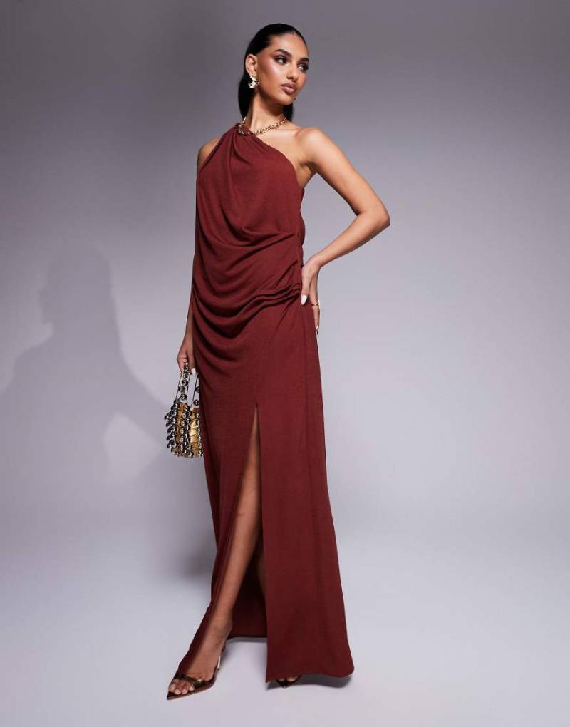 ASOS DESIGN - Anschmiegsames, drapiertes Maxikleid in Rostrot mit One-Shoulder-Träger-Schwarz von ASOS DESIGN
