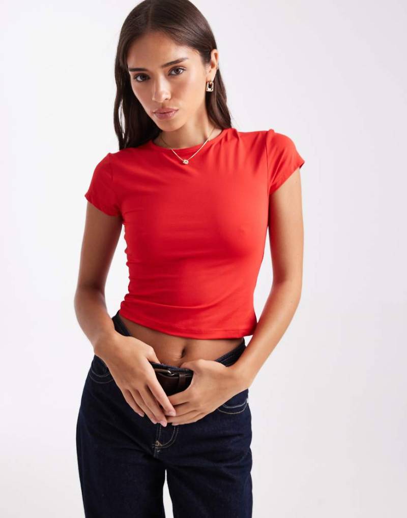 ASOS DESIGN - Anschmiegsames, knapp geschnittenes T-Shirt aus Polyamid in Rot von ASOS DESIGN