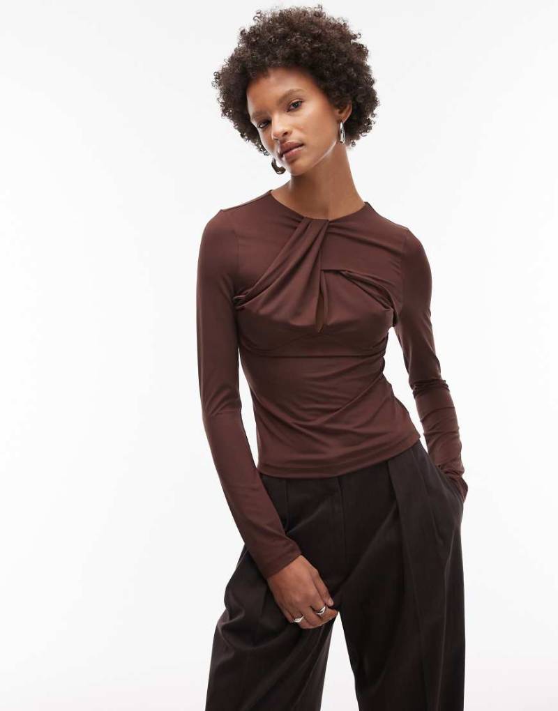ASOS DESIGN - Anschmiegsames, langärmliges Oberteil in Schokobraun mit Cut-out und verdrehtem Detail-Brown von ASOS DESIGN
