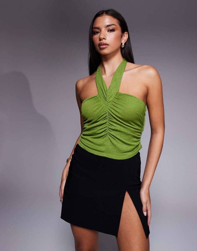 ASOS DESIGN - Anschmiegsames Neckholder-Top in Grün mit Raffung und Cropped-Schnitt von ASOS DESIGN