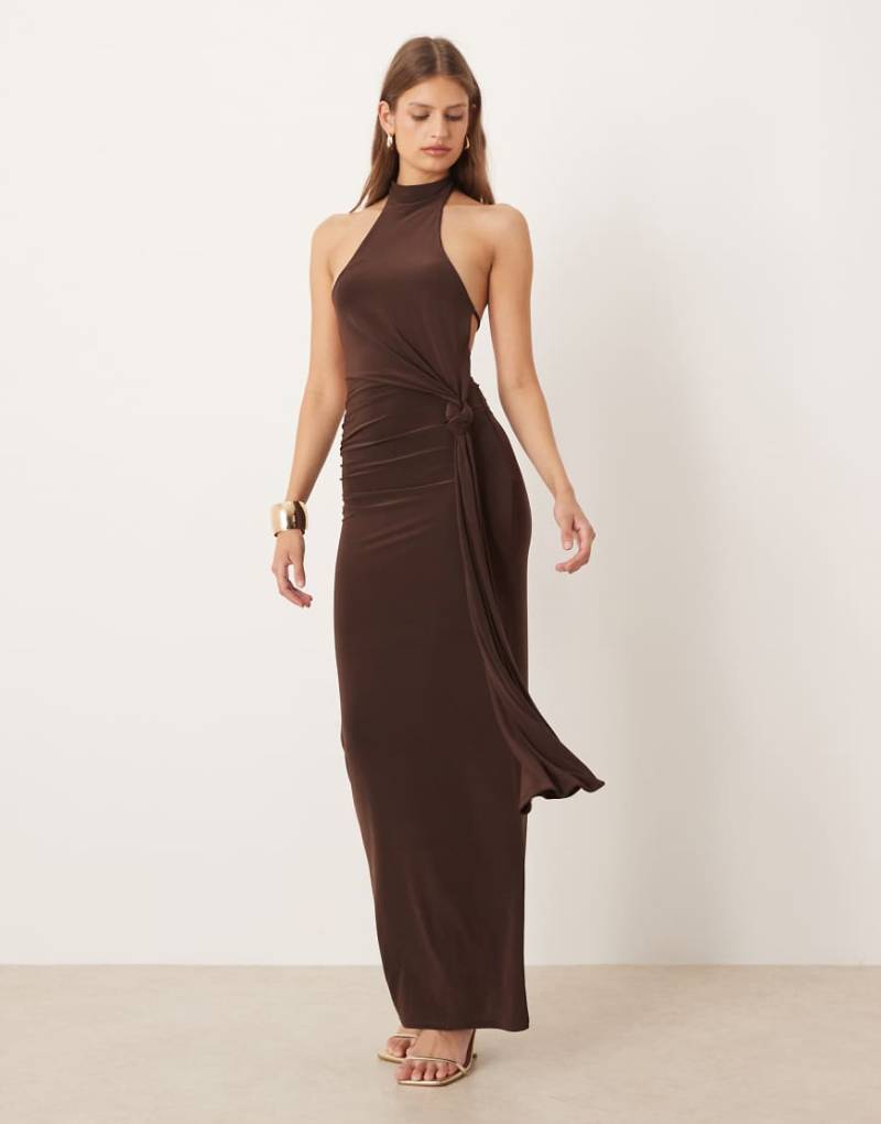 ASOS DESIGN - Anschmiegsames Maxikleid in Schokobraun mit Wasserfallausschnitt und Knotendetail vorne-Brown von ASOS DESIGN