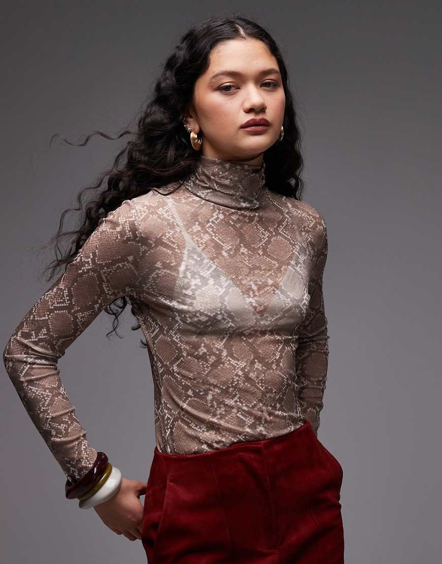 ASOS DESIGN - Anschmiegsames Rollkragen-Oberteil aus hauchdünnem Netzstoff in Mokka mit Schlangenmuster-Brown von ASOS DESIGN
